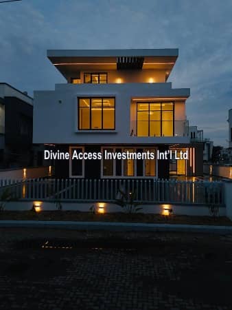 Luxury 5 Bedroom Fully Detached Dupled With Bq And Swimming Pool